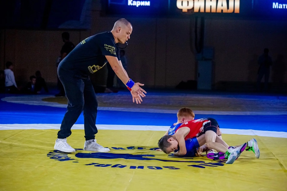 В спортшколы и комплексы Смоленщины пришло 12 участников программы "Земский тренер"