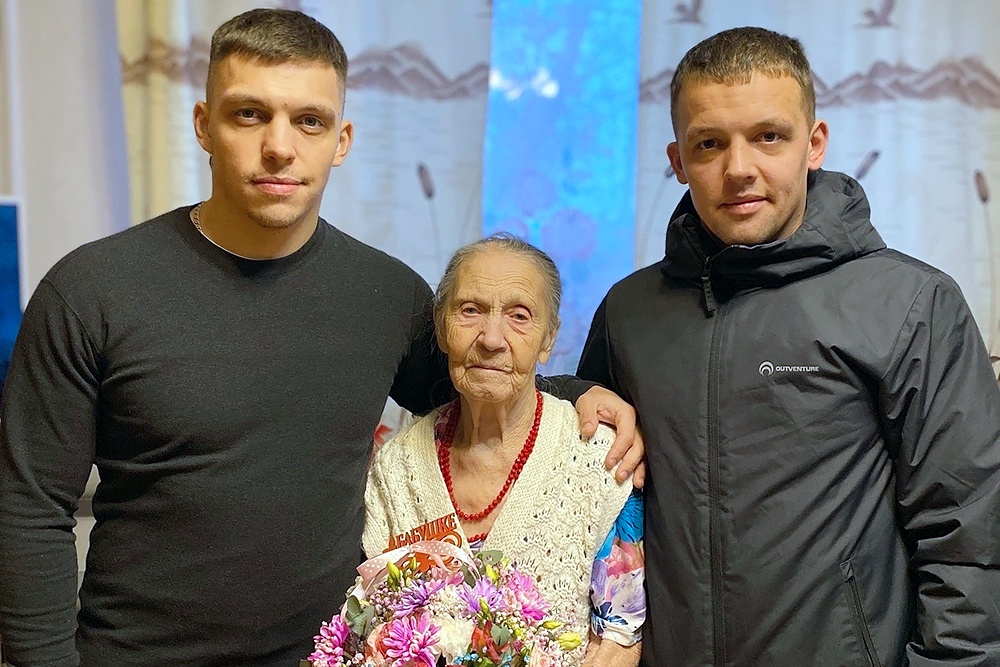 Мэр (слева) и Депутат (справа) многим обязаны своей бабушке, фельдшеру, она научила их любить Половинку и держаться друг за друга.
