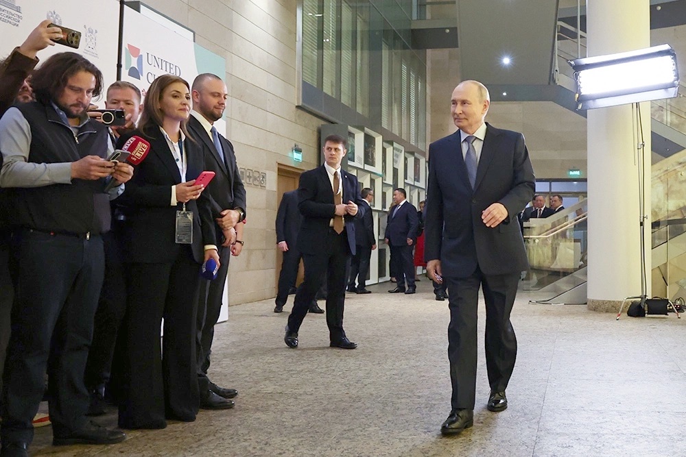 Владимир Путин ответил на вопросы журналистов во время рабочей поездки в Петербург.