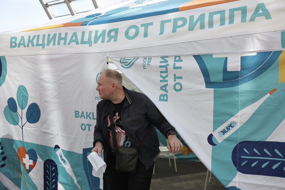 Чтобы сделать прививку в одном из 18 мобильных пунктов, при себе достаточно иметь паспорт и полис ОМС.