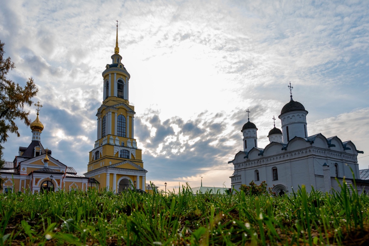 Восстановленная Сретенская церковь (слева) в Ризоположенском монастыре в Суздале. Восстановленная Сретенская церковь (слева) в Ризоположенском монастыре в Суздале.