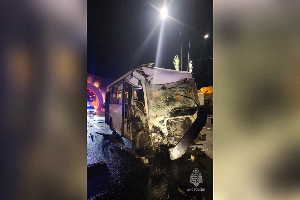 Автобус врезался в стену на мокрой дороге. Автобус врезался в стену на мокрой дороге.