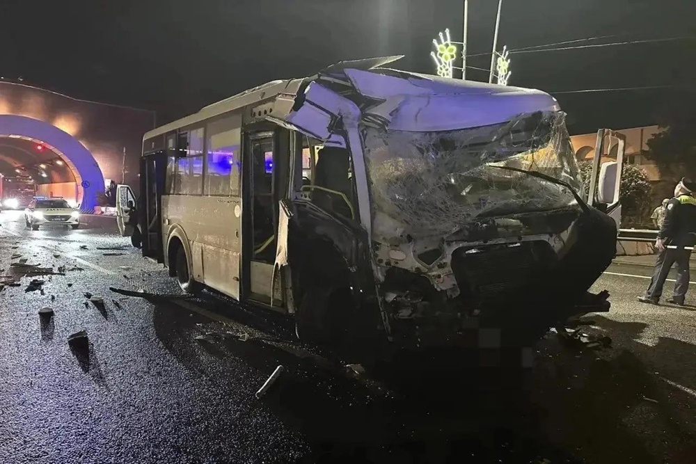 Водитель автобуса пострадал в аварии в Хосте. Водитель автобуса пострадал в аварии в Хосте.