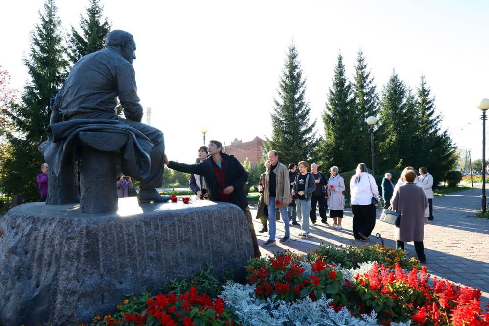 Фестиваль начался с возложения цветов к памятнику народному артисту СССР Михаилу Ульянову у здания театра. Фестиваль начался с возложения цветов к памятнику народному артисту СССР Михаилу Ульянову у здания театра.