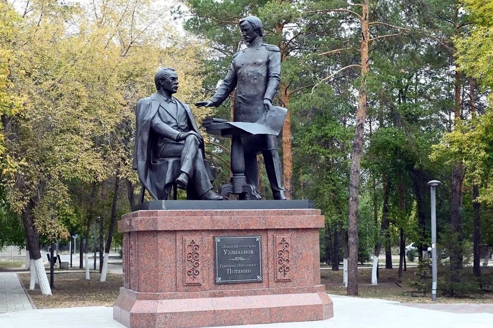 В рамках форума участники возложили цветы к памятнику Чокану Валиханову и Григорию Потанину.