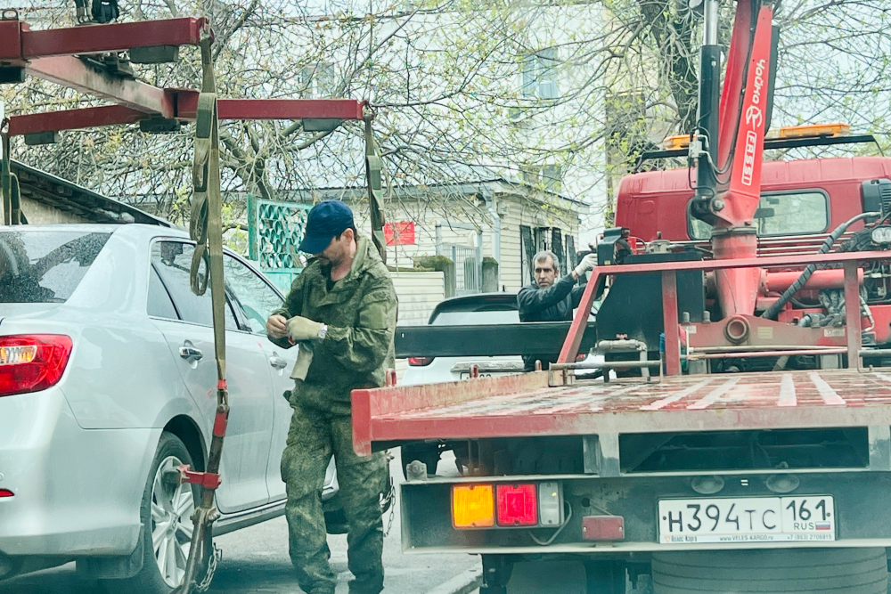 Тем, кто отказывался платить, угрожали забрать автомобиль и даже "поставить на счетчик". Тем, кто отказывался платить, угрожали забрать автомобиль и даже "поставить на счетчик".