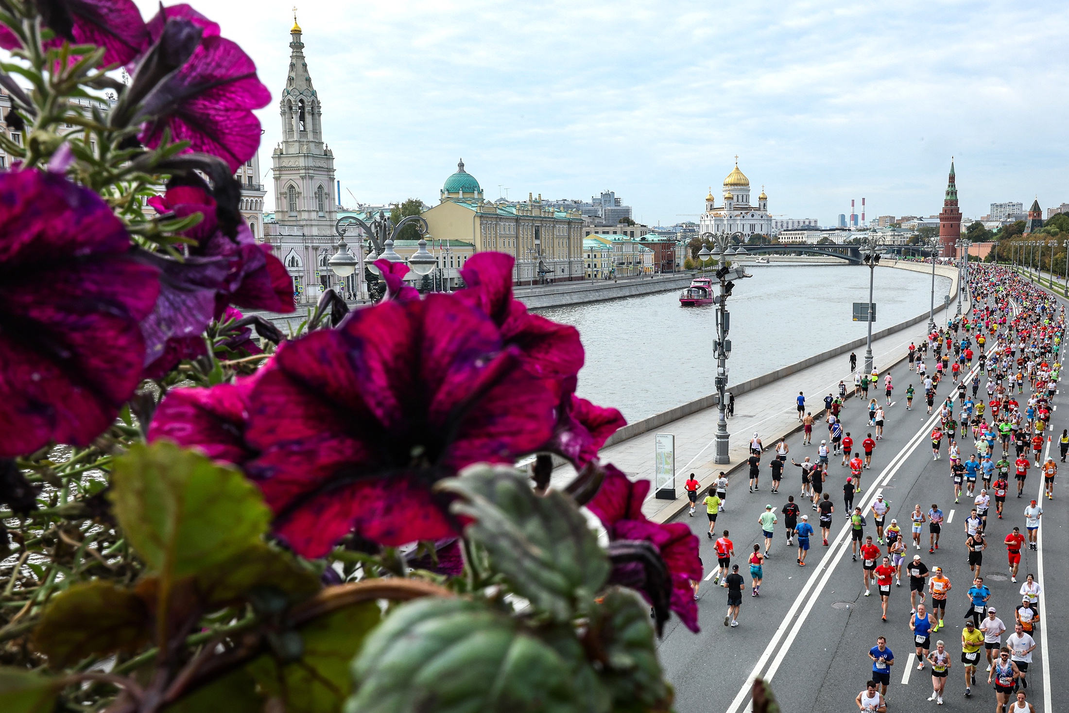 Путь пролегал по обновленным набережным Москвы-реки, Садовому и Бульварному кольцу, Тверской улице и вдоль стен Кремля.
