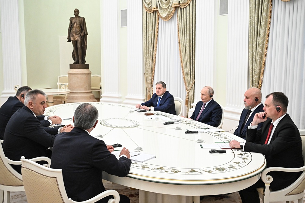 Владимир Путин провел встречу в Кремле с премьер-министром Республики Сербской Саво Миничем и председателем правящей партии республики "Союз независимых социал-демократов" Милорадом Додиком.