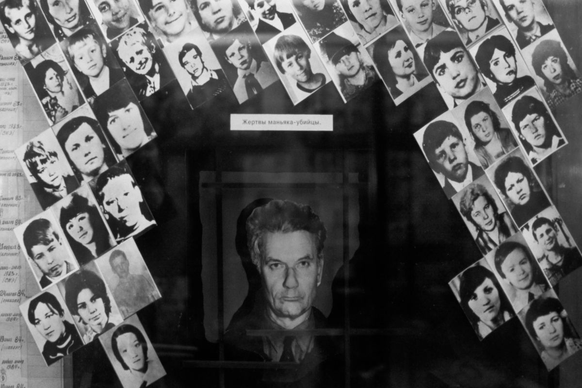Андрей Чикатило и его жертвы. Инсталляция в Центральном музее МВД России, 1994 год. Андрей Чикатило и его жертвы. Инсталляция в Центральном музее МВД России, 1994 год.