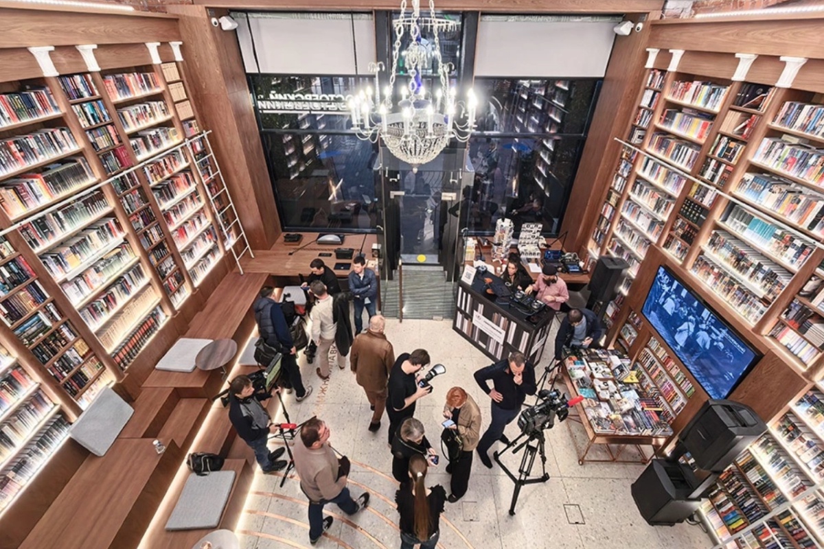 Обновленный интерьер Книжной лавки писателей в Москве.