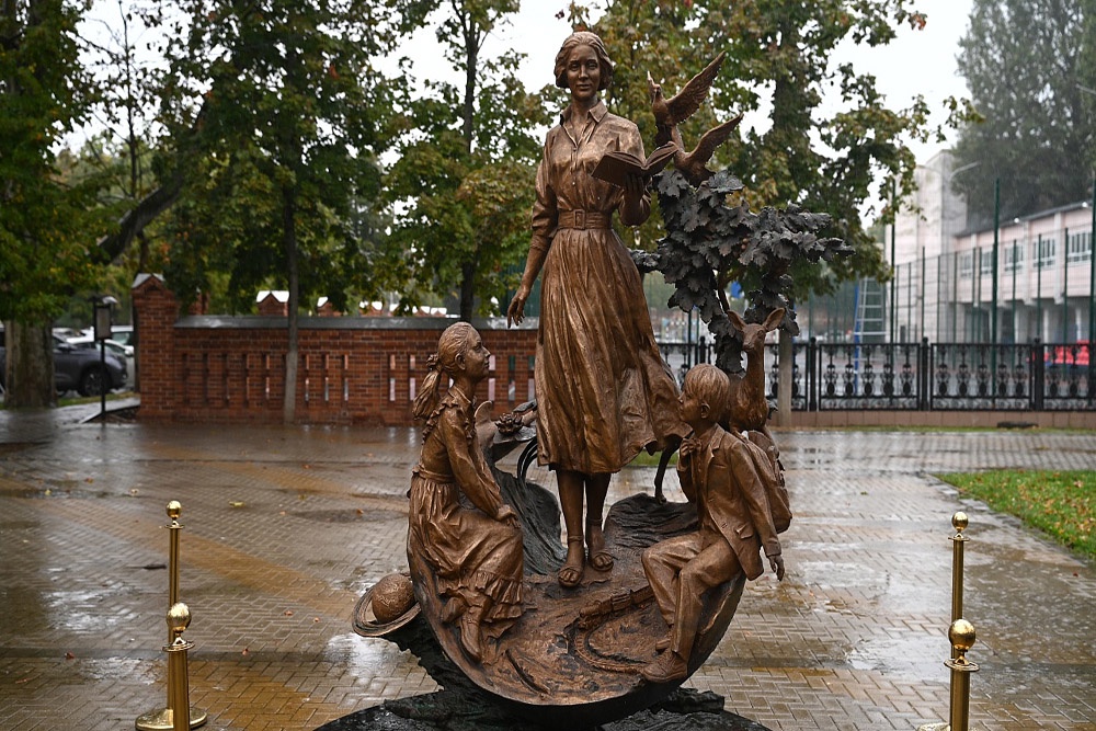 У лицея № 48 в Краснодаре появился памятник "Вселенная знаний"