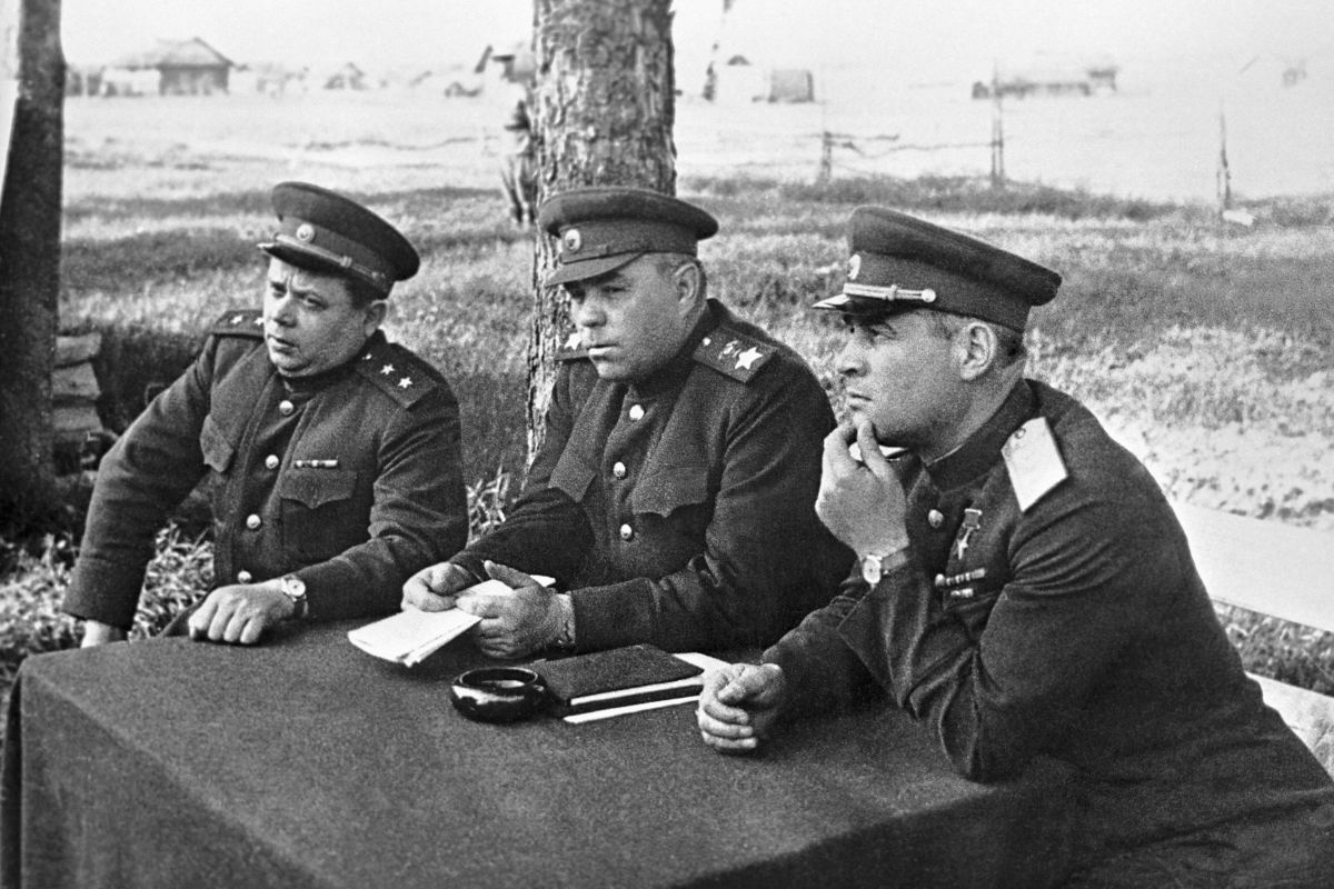 Генерал-лейтенант Василий Макаров, маршал Александр Василевский, генерал армии Иван Черняховский (слева направо). Генерал-лейтенант Василий Макаров, маршал Александр Василевский, генерал армии Иван Черняховский (слева направо).