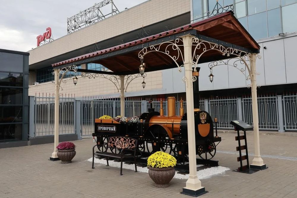На строительство паровоза у рабочих депо ушло семь месяцев. На строительство паровоза у рабочих депо ушло семь месяцев.