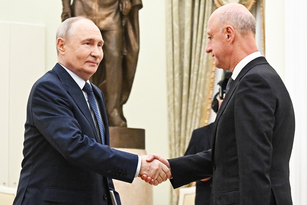 Президент РФ Владимир Путин и первый заместитель председателя партии "Справедливая Россия" Александр Бабаков.