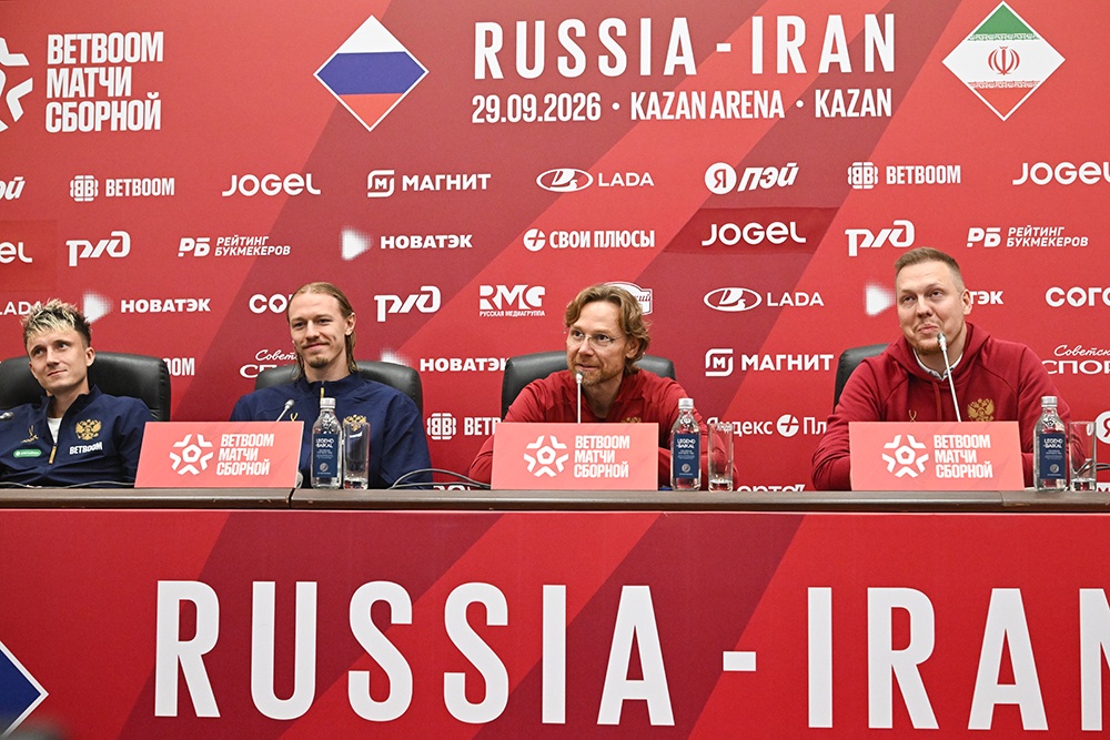 Игроки национальной сборной России по футболу Александр Головин, Матвей Сафонов и главный тренер национальной сборной России по футболу Валерий Карпин (слева направо) на пресс-конференции перед товарищеским матчем со сборной Ирана в Казани. Игроки национальной сборной России по футболу Александр Головин, Матвей Сафонов и главный тренер национальной сборной России по футболу Валерий Карпин (слева направо) на пресс-конференции перед товарищеским матчем со сборной Ирана в Казани.