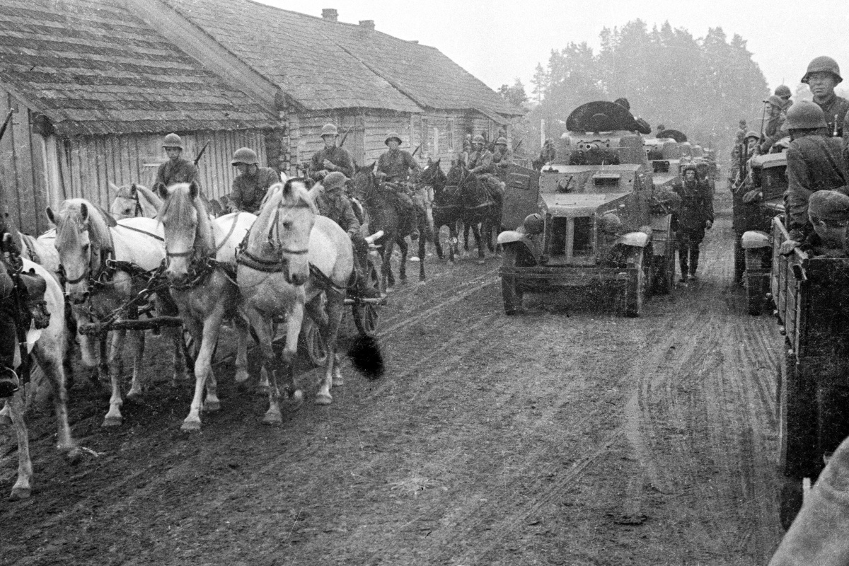 Военная операция Рабоче-крестьянской Красной Армии в восточных областях Польской Республики с последующим присоединением этих территорий к Украинской и Белорусской ССР. Продвижение советских войск через деревню Полочанка. 1 октября 1939 года. Военная операция Рабоче-крестьянской Красной Армии в восточных областях Польской Республики с последующим присоединением этих территорий к Украинской и Белорусской ССР. Продвижение советских войск через деревню Полочанка. 1 октября 1939 года.