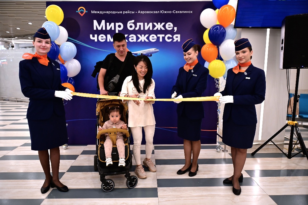 Первые пассажиры перерезали желтую ленточку международного терминала