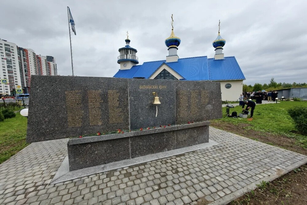 Каждый может отдать дань памяти Валаамским юнгам, посетив храм и ударив колокол . Каждый может отдать дань памяти Валаамским юнгам, посетив храм и ударив колокол .