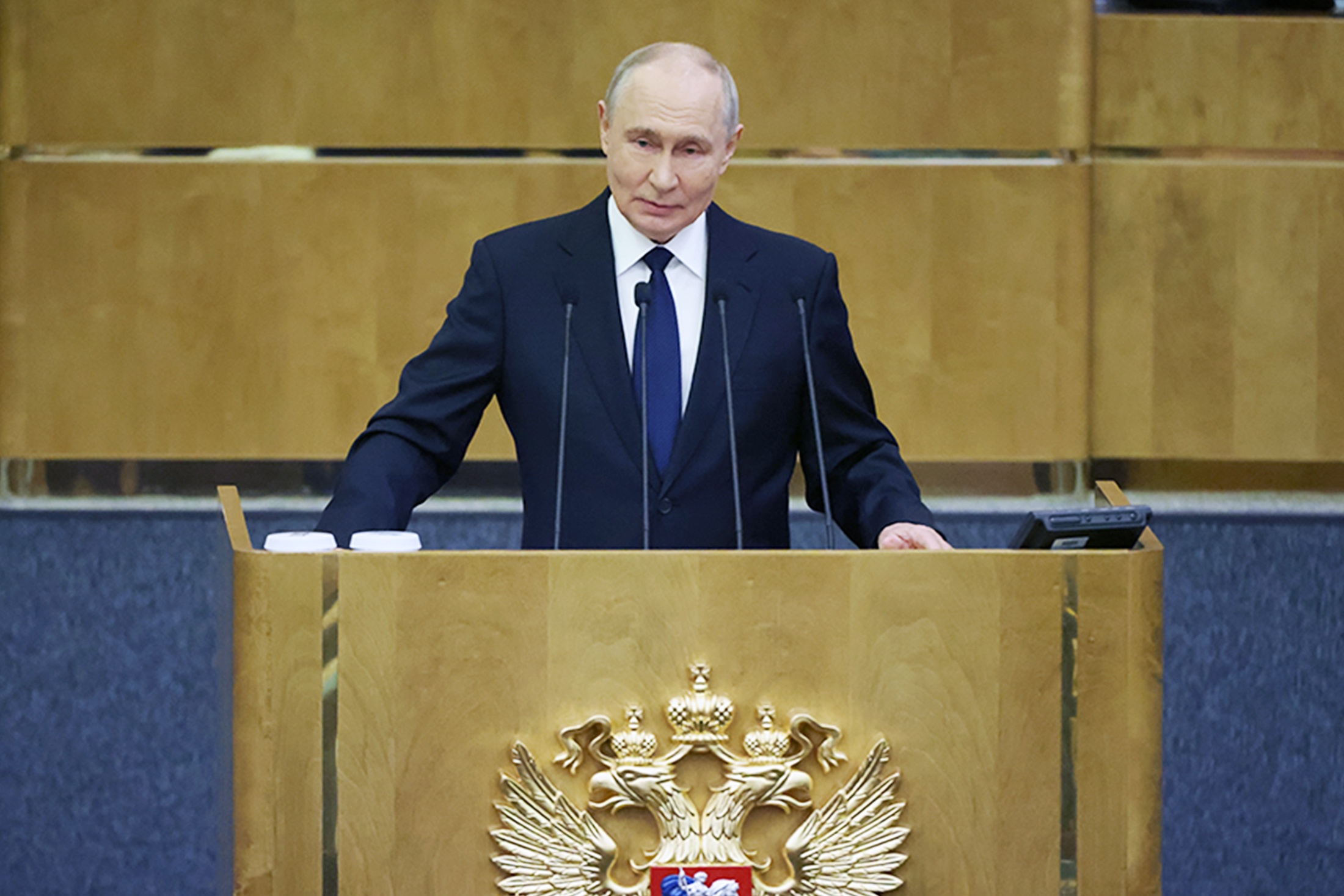 Владимир Путин на первом пленарном заседании Госдумы РФ девятого созыва в Москве. Владимир Путин на первом пленарном заседании Госдумы РФ девятого созыва в Москве.
