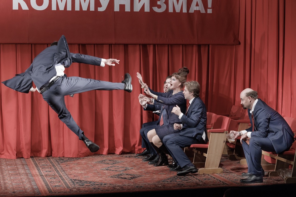 Задача у подчиненных одна - ничего не испортить и дать начальнику отдохнуть. Задача у подчиненных одна - ничего не испортить и дать начальнику отдохнуть.