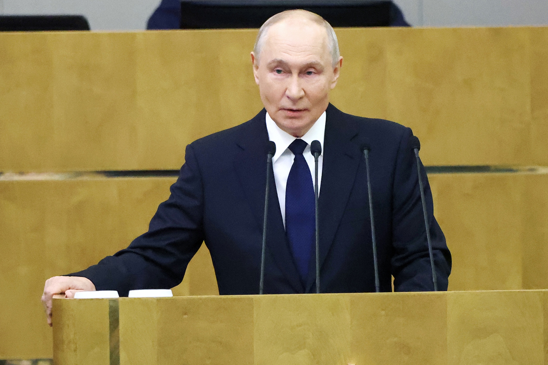 Владимир Путин на первом пленарном заседании Госдумы РФ девятого созыва в Москве. Владимир Путин на первом пленарном заседании Госдумы РФ девятого созыва в Москве.