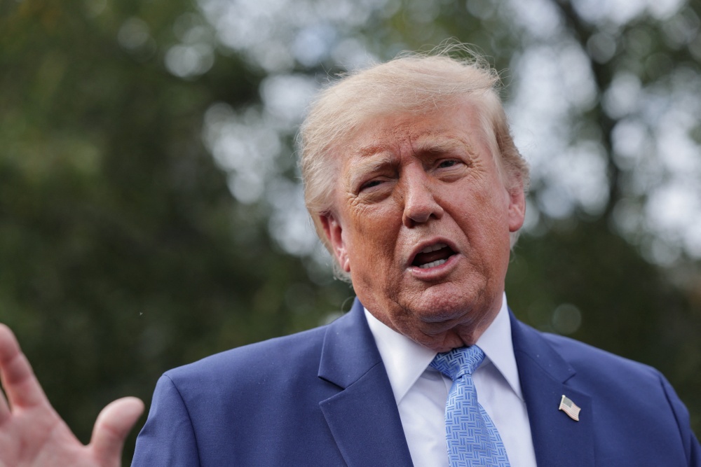 Президент США Дональд Трамп общается с журналистами после встречи с технологическими лидерами
