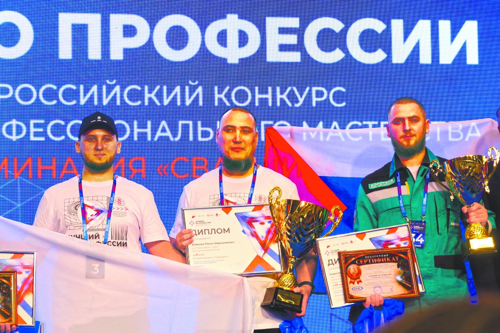 На символический пьедестал поднялись Валентий Ольховский, Ринат Изикаев и Иван Коротков (слева направо).