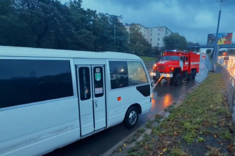 Пожарным Владивостока пришлось помогать вытаскивать из подтопленных участков даже автобусы. Пожарным Владивостока пришлось помогать вытаскивать из подтопленных участков даже автобусы.