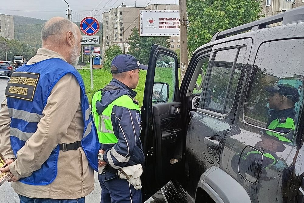 Наблюдать за порядком на дорогах Заполярья инспекторам ГАИ помогают дружинники. Наблюдать за порядком на дорогах Заполярья инспекторам ГАИ помогают дружинники.