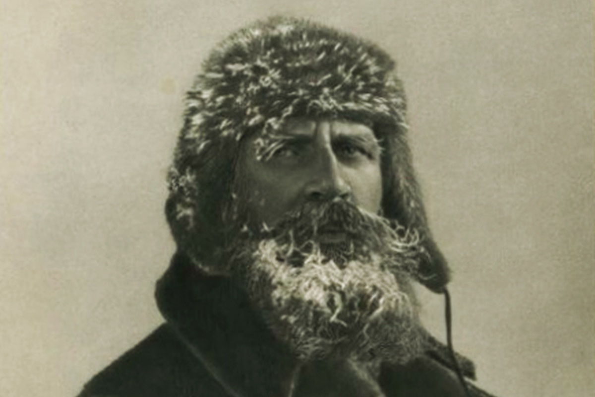 Шмидт во время экспедиции "Челюскина". 1933-1934