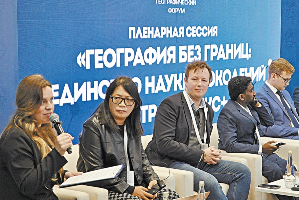 Деловая часть форума. В президиуме Цинчао Сю из Китая, Джишну Панамоли Айяппан из Индии и другие ведущие участники. Деловая часть форума. В президиуме Цинчао Сю из Китая, Джишну Панамоли Айяппан из Индии и другие ведущие участники.