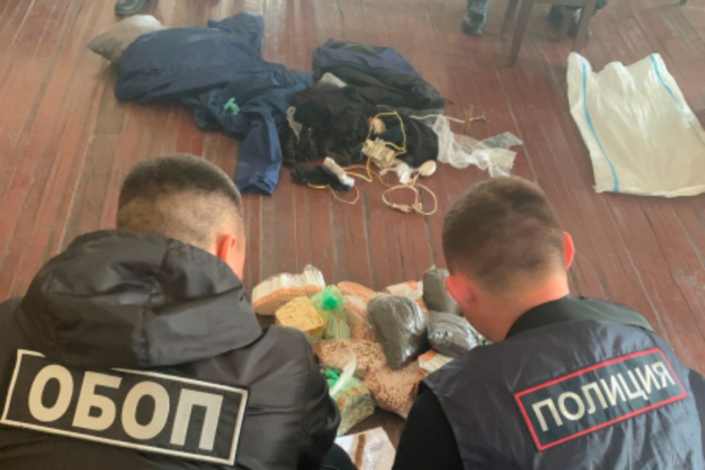 Группа занималась насаждением криминальной идеологии, контролировала перемещения заключенных, распределяла запрещенные предметы и пополняла "общак"