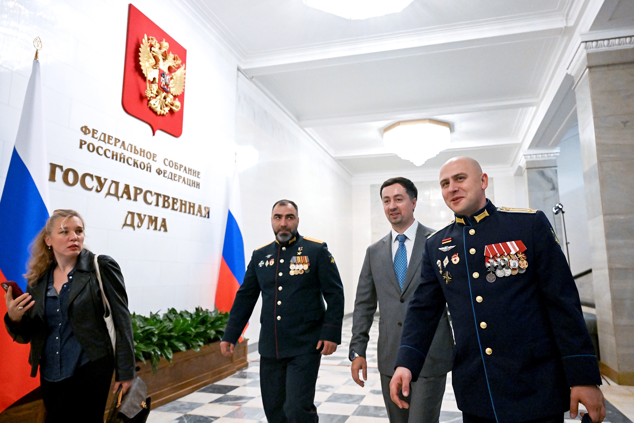 Депутат Государственной Думы РФ, участник специальной военной операции, подполковник, Герой России Энвер Набиев и депутат Государственной Думы РФ, участник специальной военной операции, гвардии подполковник медицинской службы Юрий Бровко (справа) перед началом первого пленарного заседания Государственной Думы РФ девятого созыва.