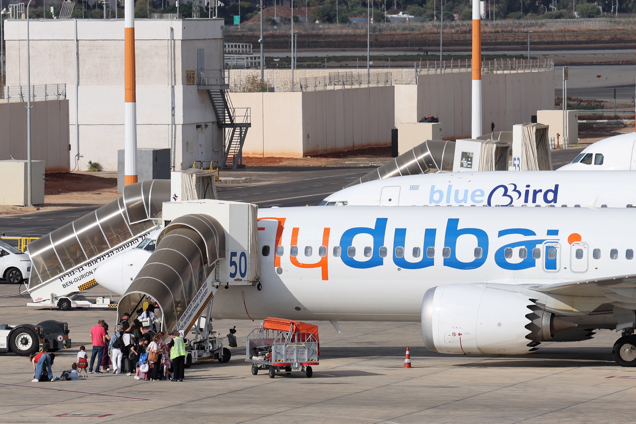 Пассажирский самолет авиакомпании Flydubai в международном аэропорту имени Бен-Гуриона. Пассажирский самолет авиакомпании Flydubai в международном аэропорту имени Бен-Гуриона.