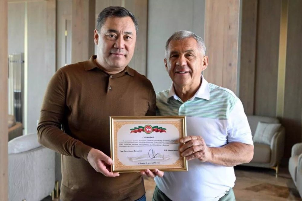 Минниханов вручил Жапарову сертификат о передаче птенцов на VI ВИК.