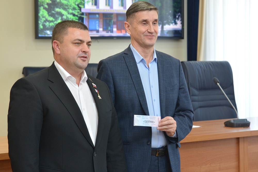Андрей Дьяченко вручил билеты в театр семьям воронежских бойцов Андрей Дьяченко вручил билеты в театр семьям воронежских бойцов