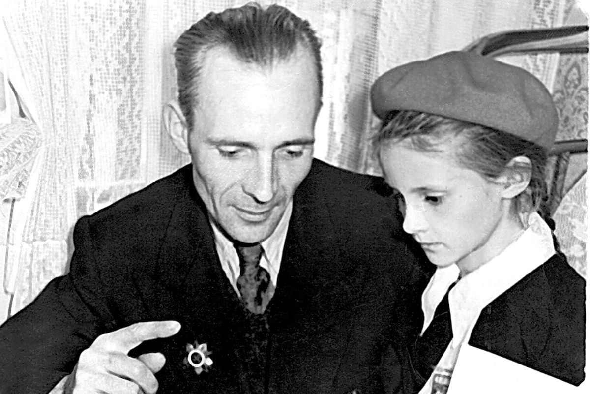 Г. Титов с дочерью Галиной. 1958 г.