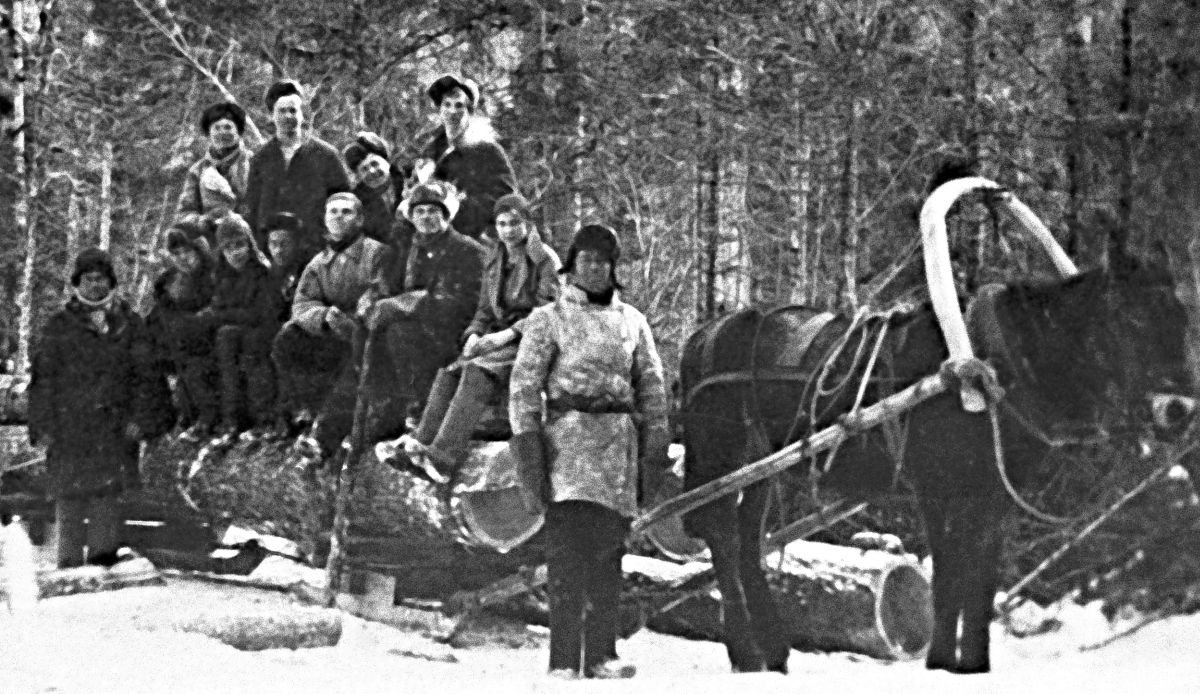 Комсомольская бригада на лесозаготовках на Дальнем Востоке. 1930-е годы. Комсомольская бригада на лесозаготовках на Дальнем Востоке. 1930-е годы.