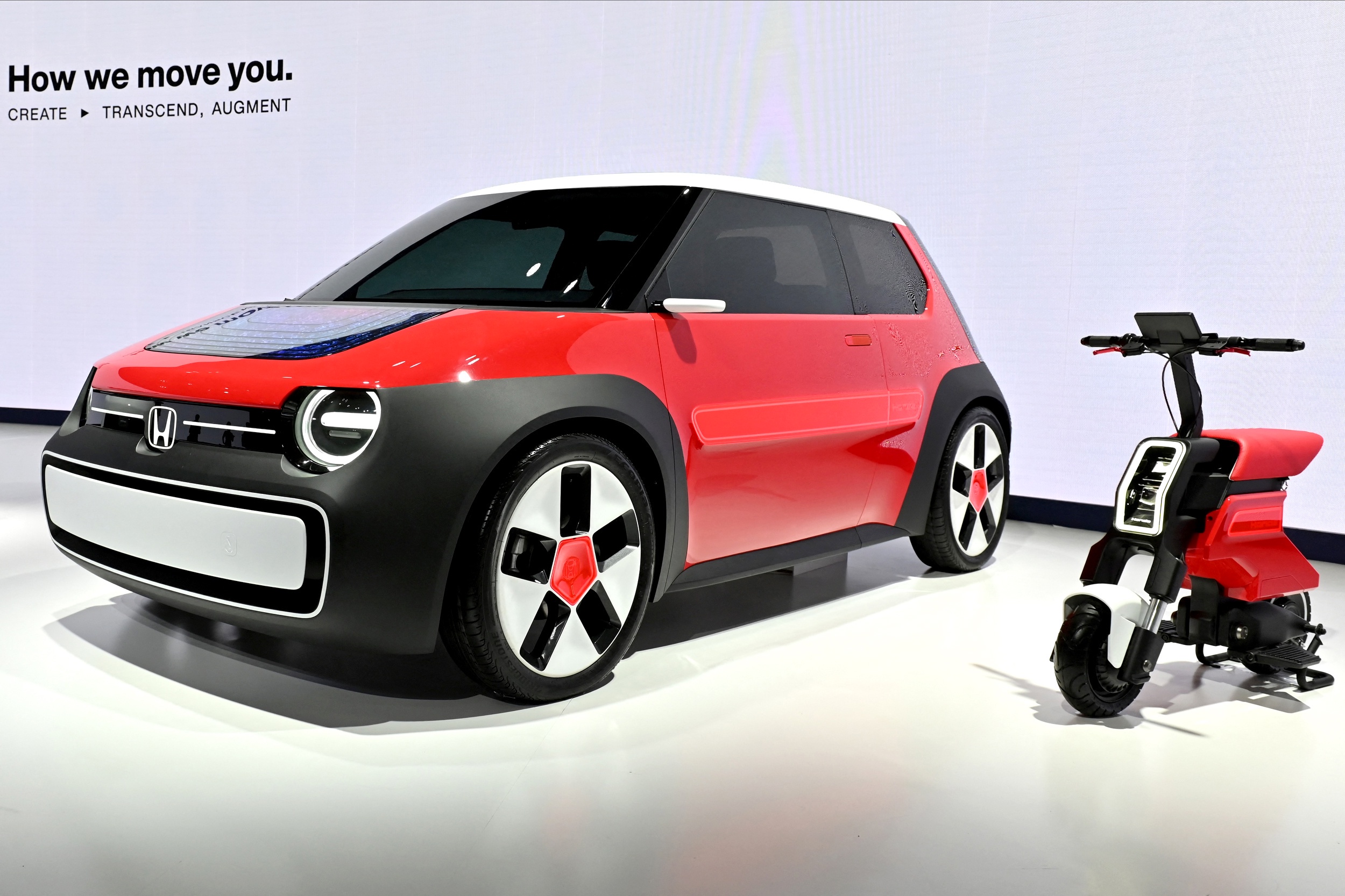 Электрический автомобиль и мотоцикл Honda Motor, SUSTAINA-C Concept (слева) и Pocket Concept (справа). Электрический автомобиль и мотоцикл Honda Motor, SUSTAINA-C Concept (слева) и Pocket Concept (справа).