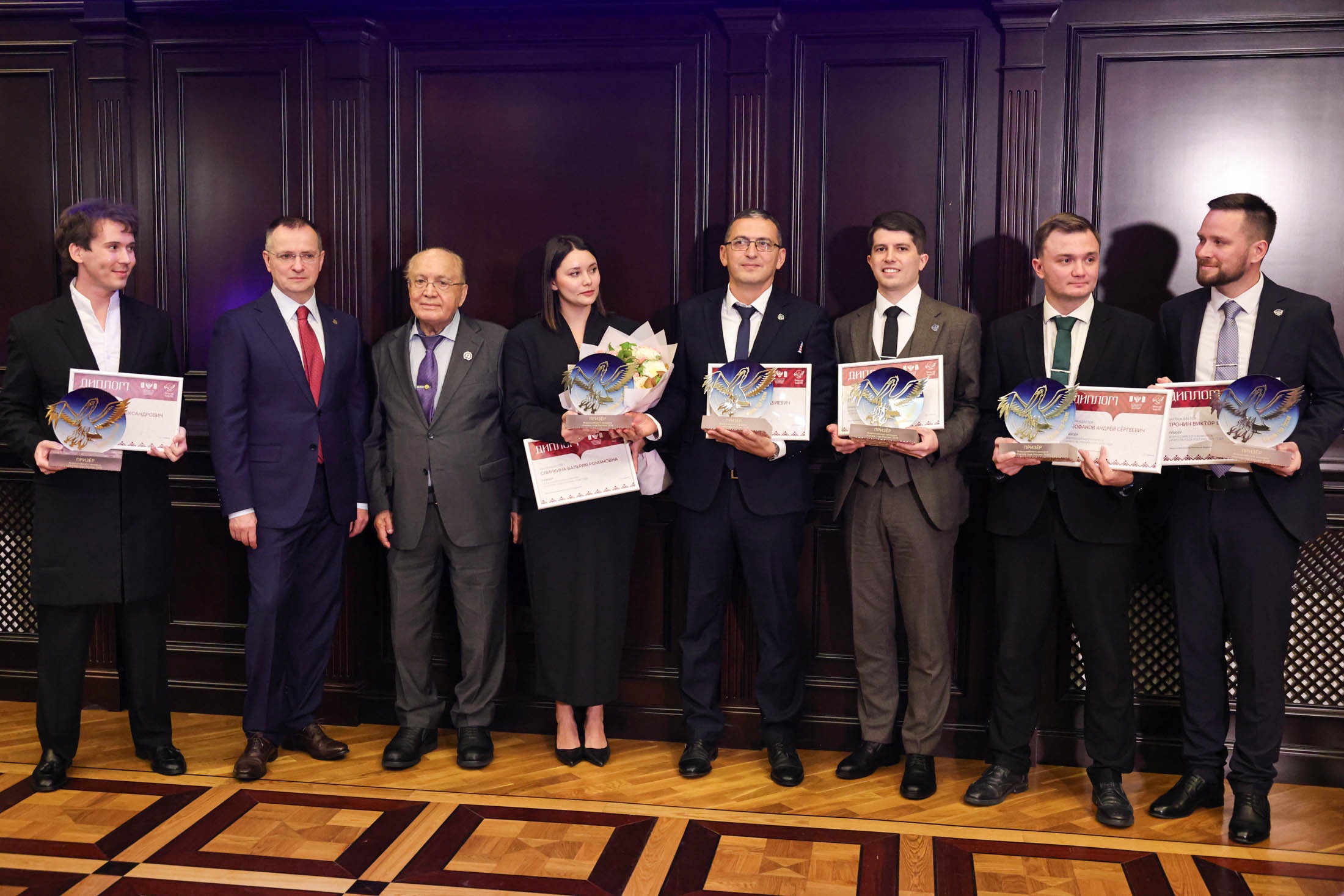 Помощник президента РФ Владимир Мединский (второй слева) и ректор Московского государственного университета имени М. В. Ломоносова Виктор Садовничий (третий слева) во время церемонии награждения призёров Всероссийских профессиональных конкурсов Министерства просвещения РФ. Слева направо: призеры конкурса "Учитель года России" Илья Тарасов, Валерия Слинкина, Заур Шомахов, Павел Петренко, Андрей Феофанов, Виктор Тронин.