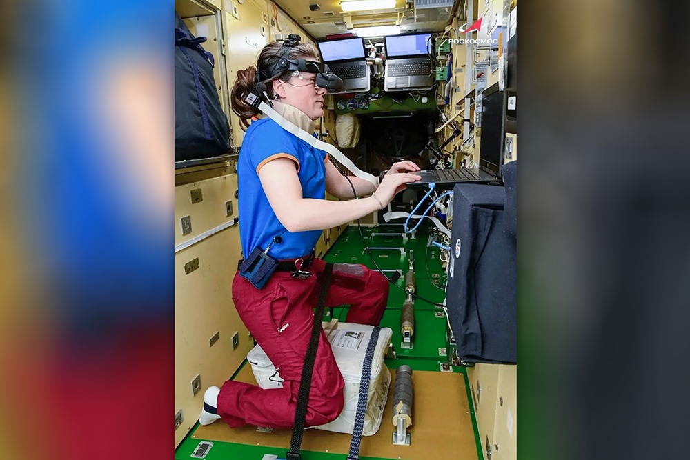 Идет эксперимент: с помощью VR-очков космонавт Анна Кикина выполняет необходимые действия.