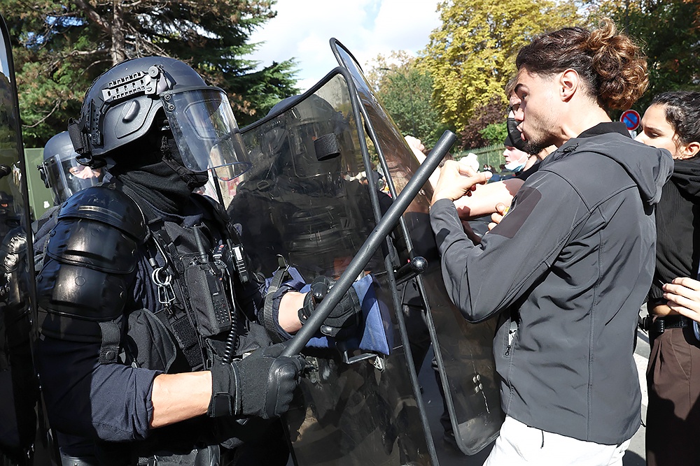 Во Франции продолжаются масштабные протесты школьников.