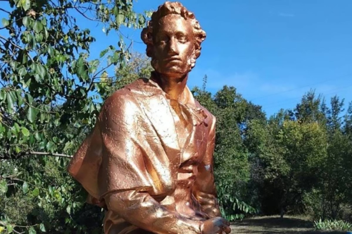 Отреставрированный памятник Александру Пушкину в Татарбунарах. Отреставрированный памятник Александру Пушкину в Татарбунарах.