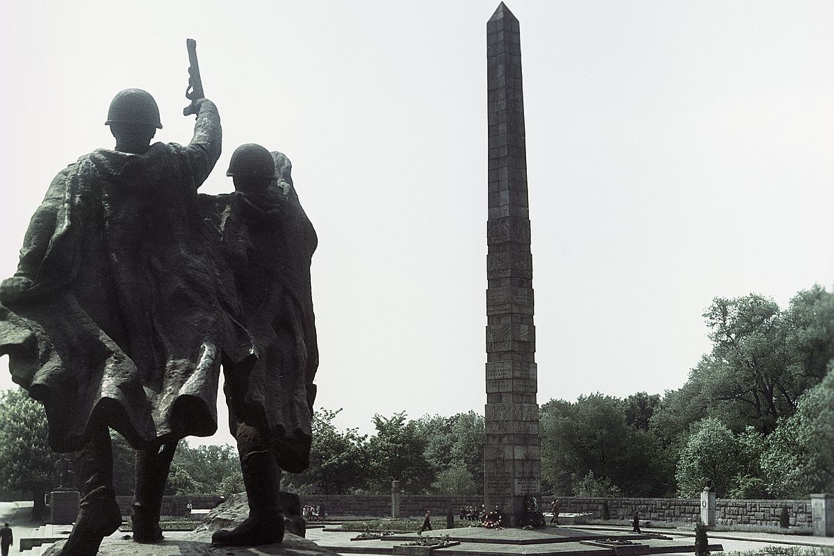 Заявления Запада о возможной блокаде Калининграда - это попытка разрушить послевоенный порядок, считает эксперт. На фото: памятник 1200 гвардейцам, павшим при штурме Кенигсберга. 1667 год. Заявления Запада о возможной блокаде Калининграда - это попытка разрушить послевоенный порядок, считает эксперт. На фото: памятник 1200 гвардейцам, павшим при штурме Кенигсберга. 1667 год.