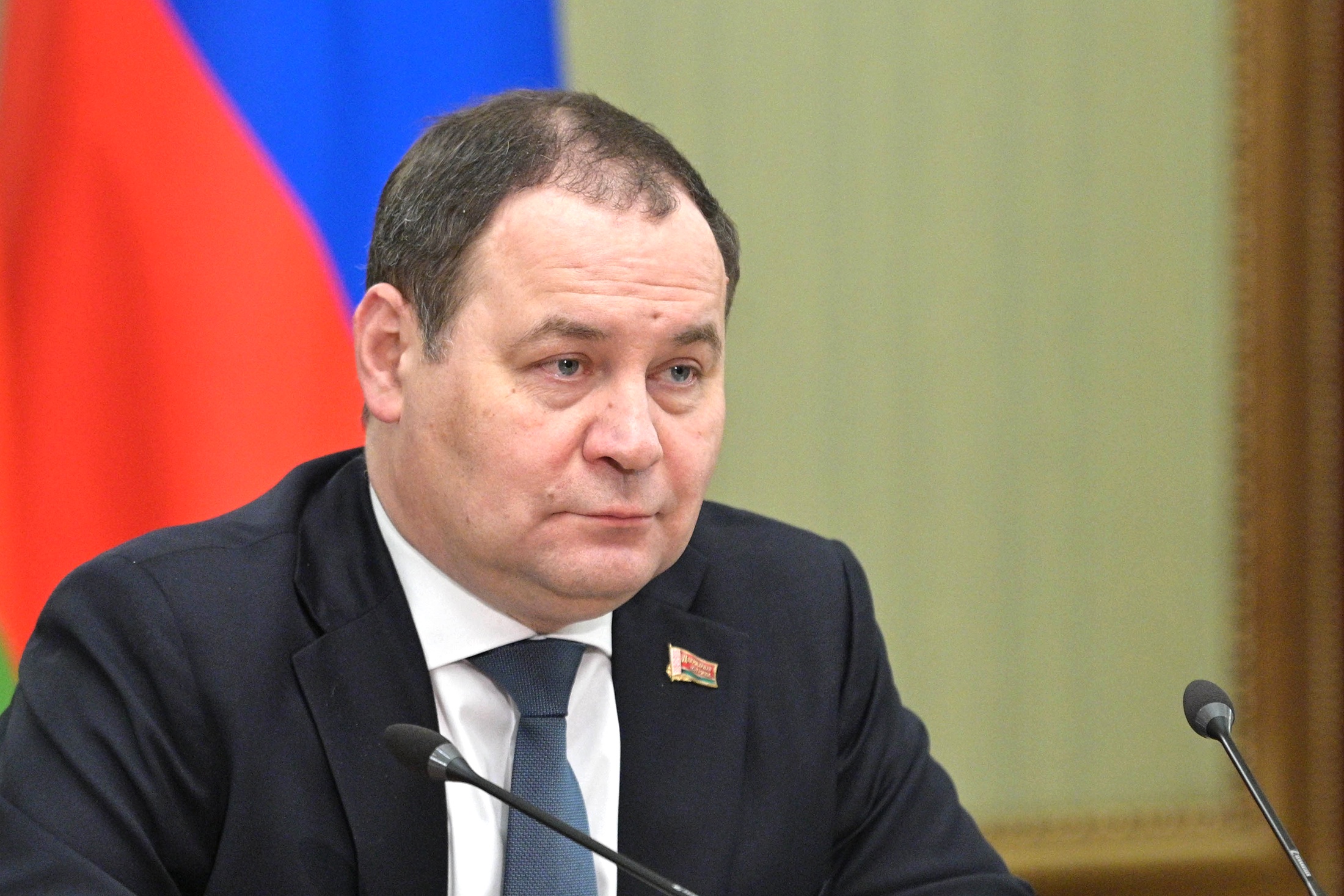 Роман Головченко, слова которого приводит БЕЛТА, сообщил журналистам, что прирост потребительских цен в 2027 году должен быть не выше шести процентов, а золотовалютные резервы - не ниже $12,8 млрд.