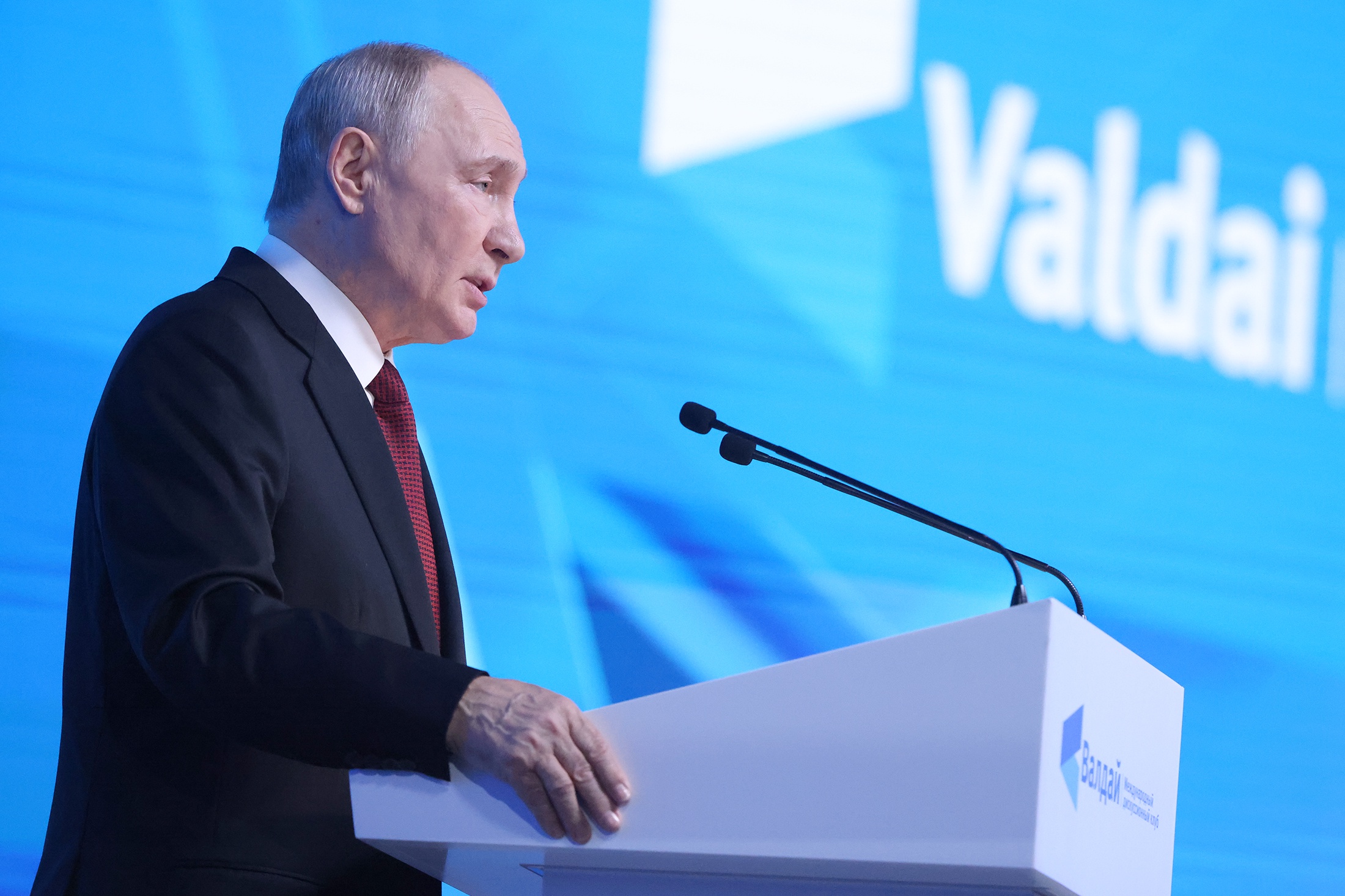 Владимир Путин выступает на пленарной сессии XXIII ежегодного заседания Международного дискуссионного клуба "Валдай.