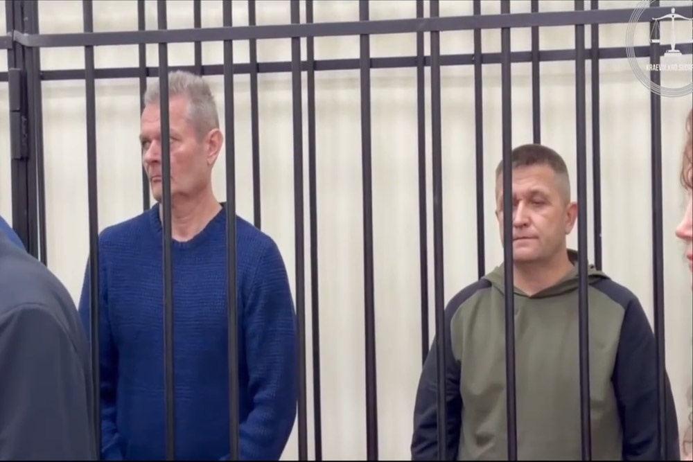 Экс‑руководители Кубанского казачьего войска - Александр Власов (справа) и Александр Стародубцев (слева) - осуждены за мошенничество и злоупотребление полномочиями Экс‑руководители Кубанского казачьего войска - Александр Власов (справа) и Александр Стародубцев (слева) - осуждены за мошенничество и злоупотребление полномочиями
