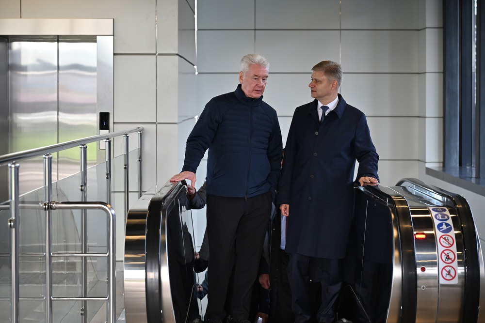 Сергей Собянин и председатель правления РЖД Олег Белозеров осмотрели новую платформу.