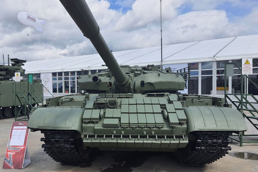 Отечественный танк Т-62М удивил ускорением на шоссе. Отечественный танк Т-62М удивил ускорением на шоссе.