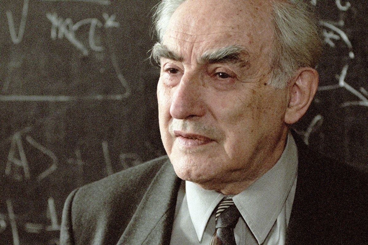 Физик-теоретик, Академик РАН, лауреат Нобелевской премии 2003 года Виталий Гинзбург. 2004